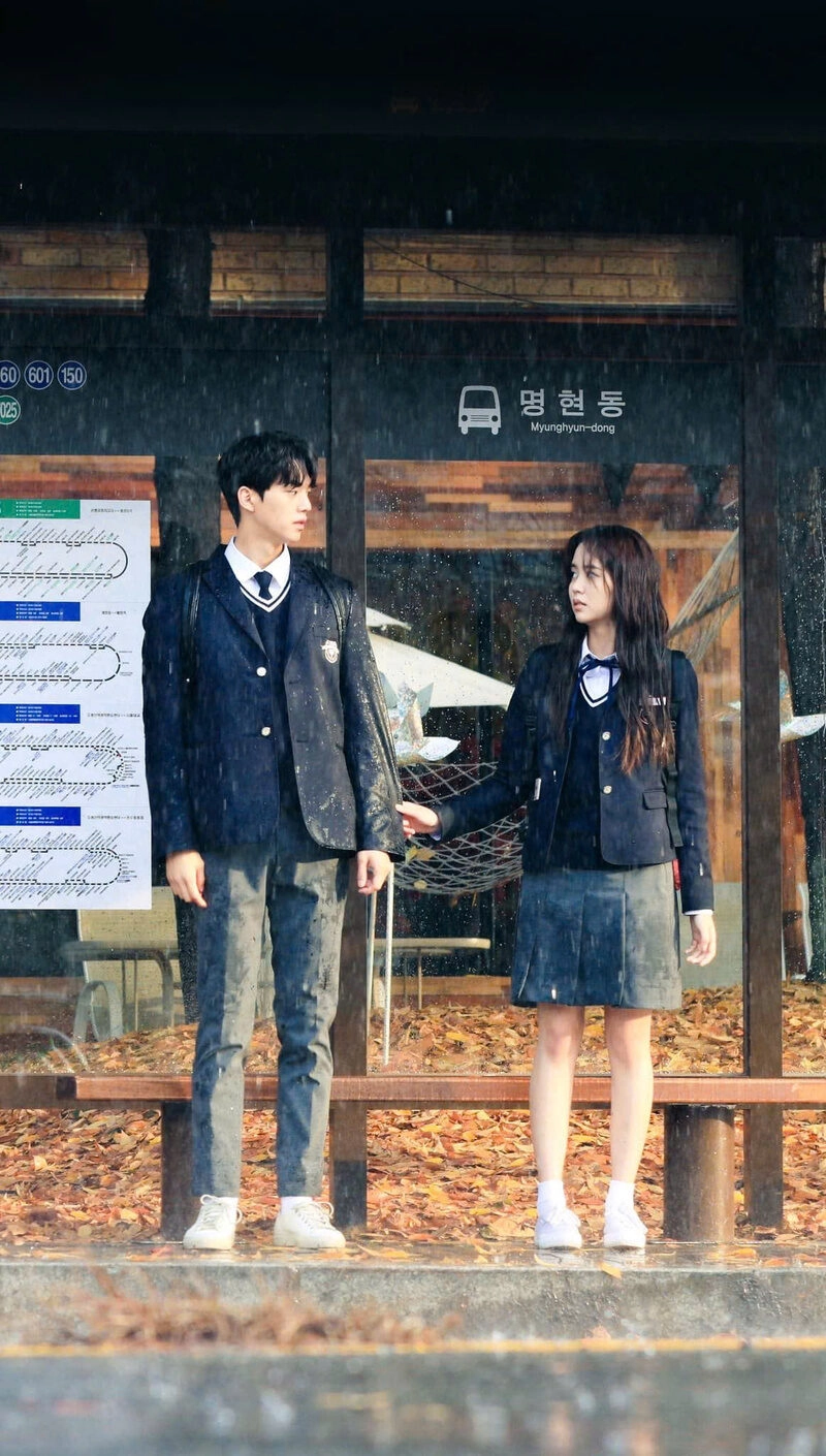 Hình ảnh nắm tay cùng nhau ở trạm xe buýt