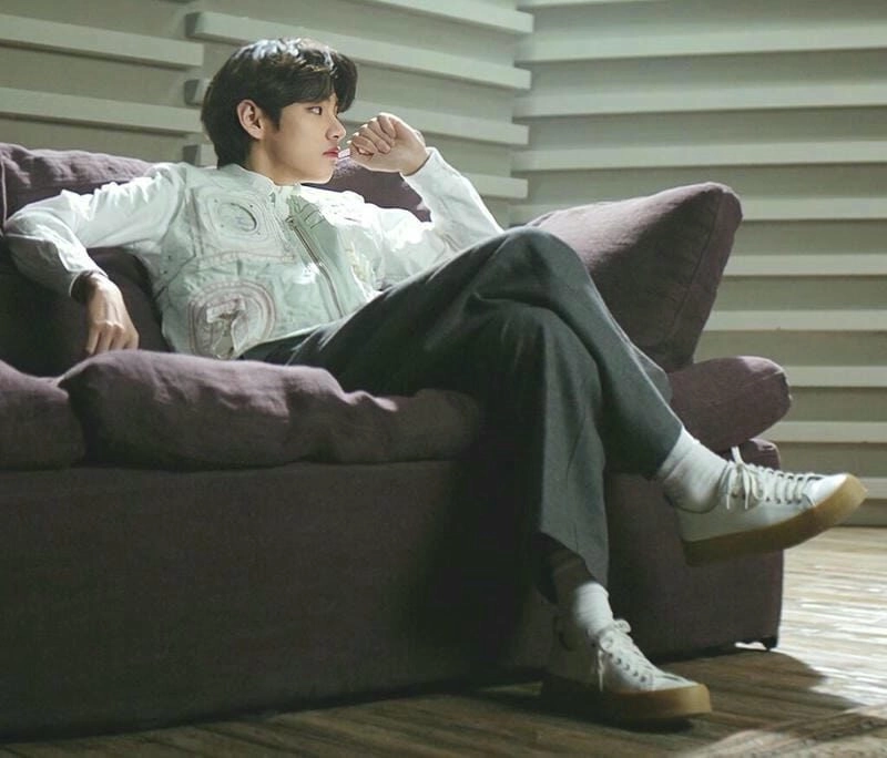 Ảnh trai đẹp ngồi ghế che mặt phong cách bí ẩn