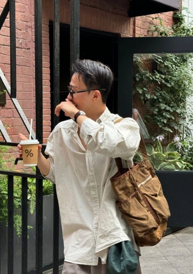 pose dáng nam quán cafe