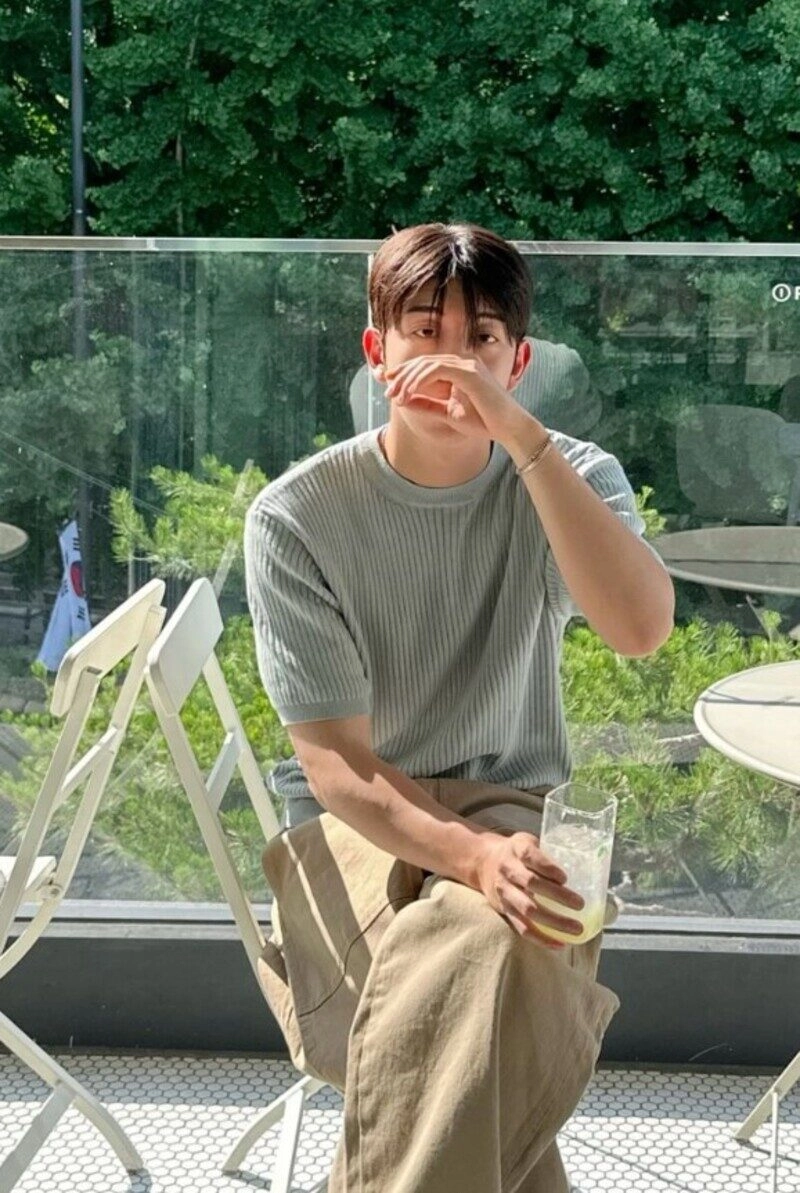 pose dáng nam quán cafe