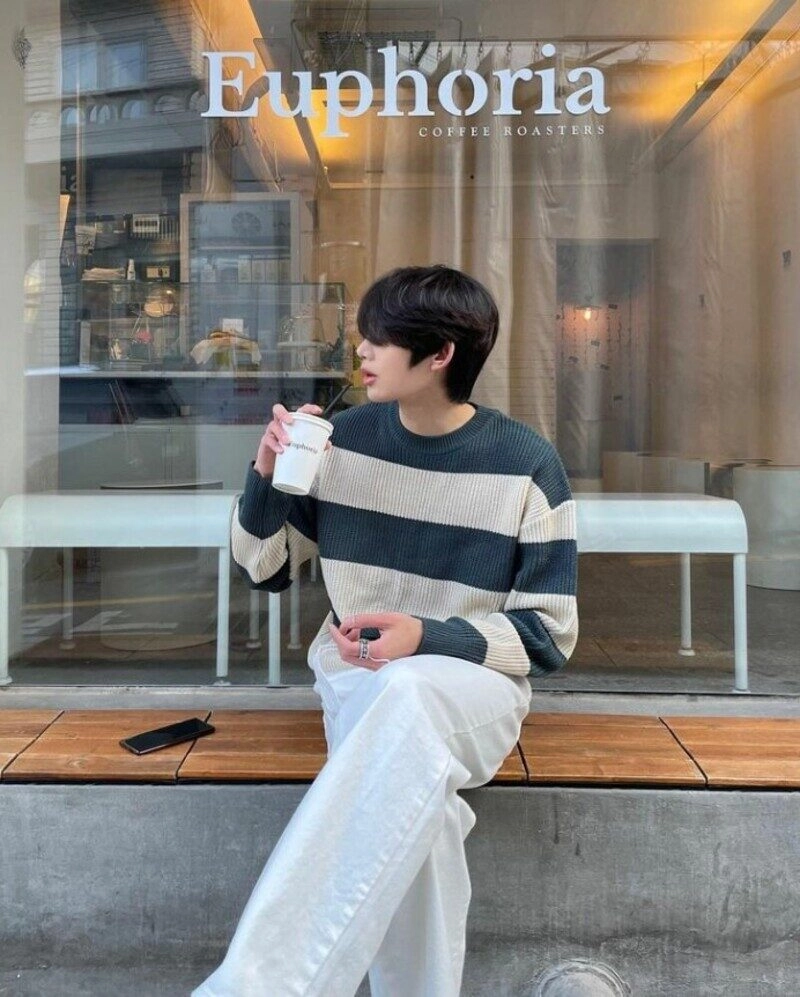 pose dáng nam quán cafe