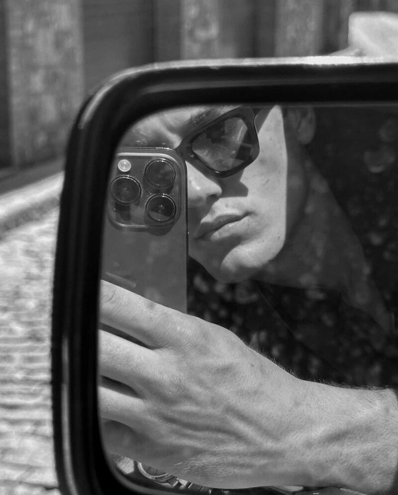 Hình ảnh nam chụp qua kính chiếu hậu ô tô cực ngầu