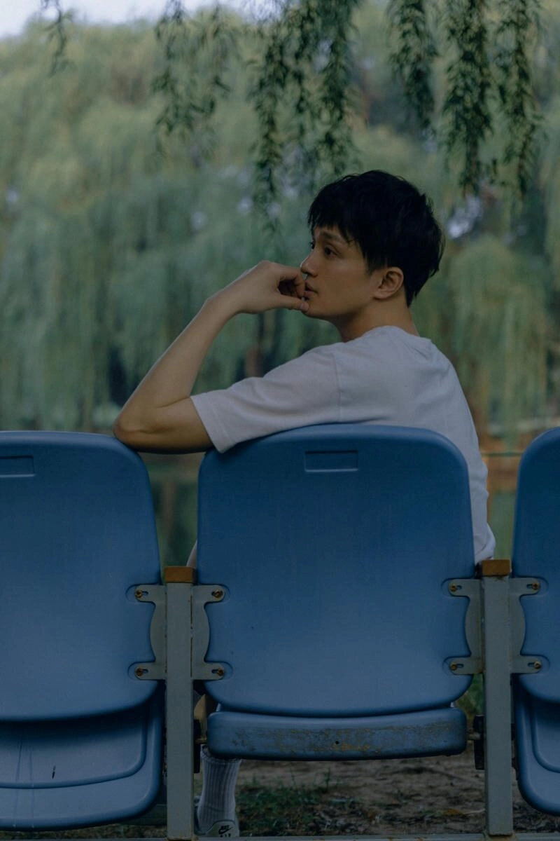 Quay lưng giấu mặt trong ánh sáng đèn đường