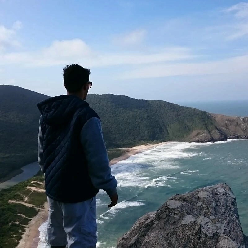 Trai đẹp che mặt quay lưng trong khung cảnh hồ nước tĩnh lặng