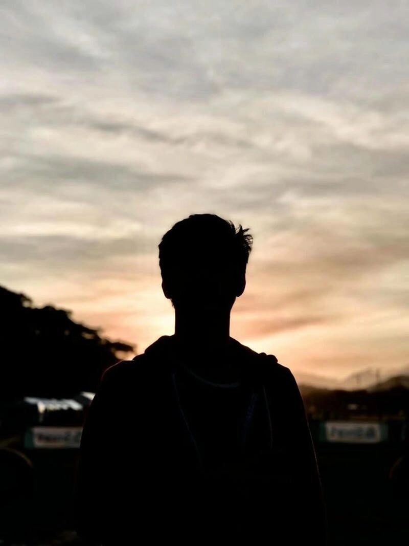 Ảnh trai đẹp quay lưng giấu mặt