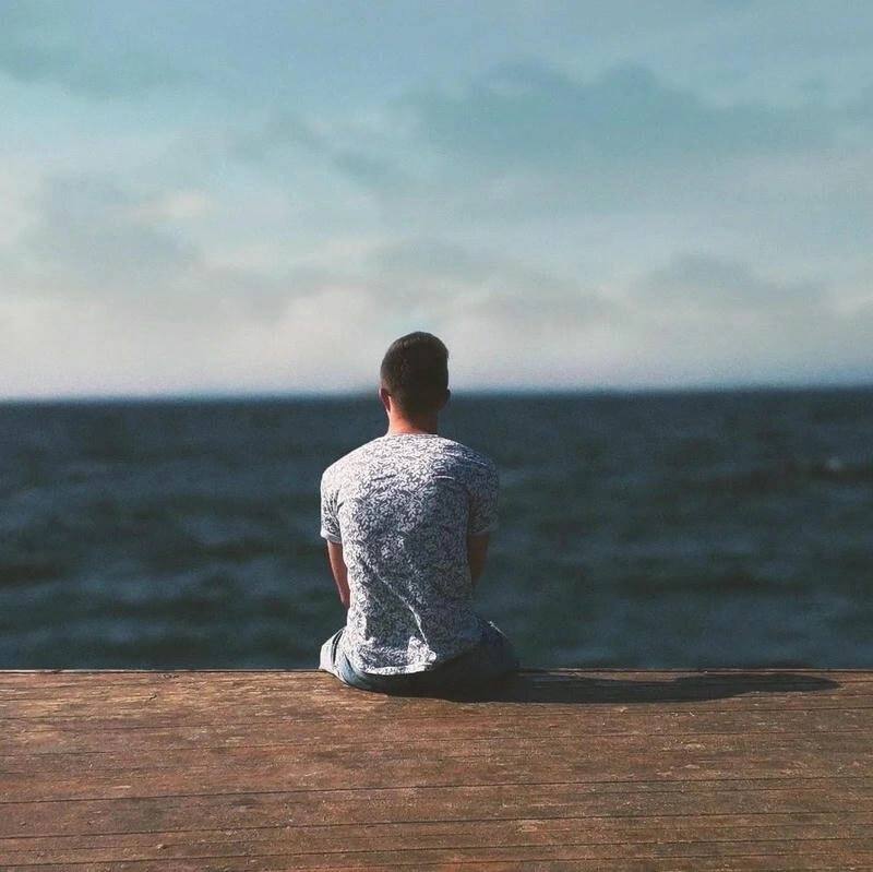 Quay lưng giấu mặt với ánh sáng nghệ thuật