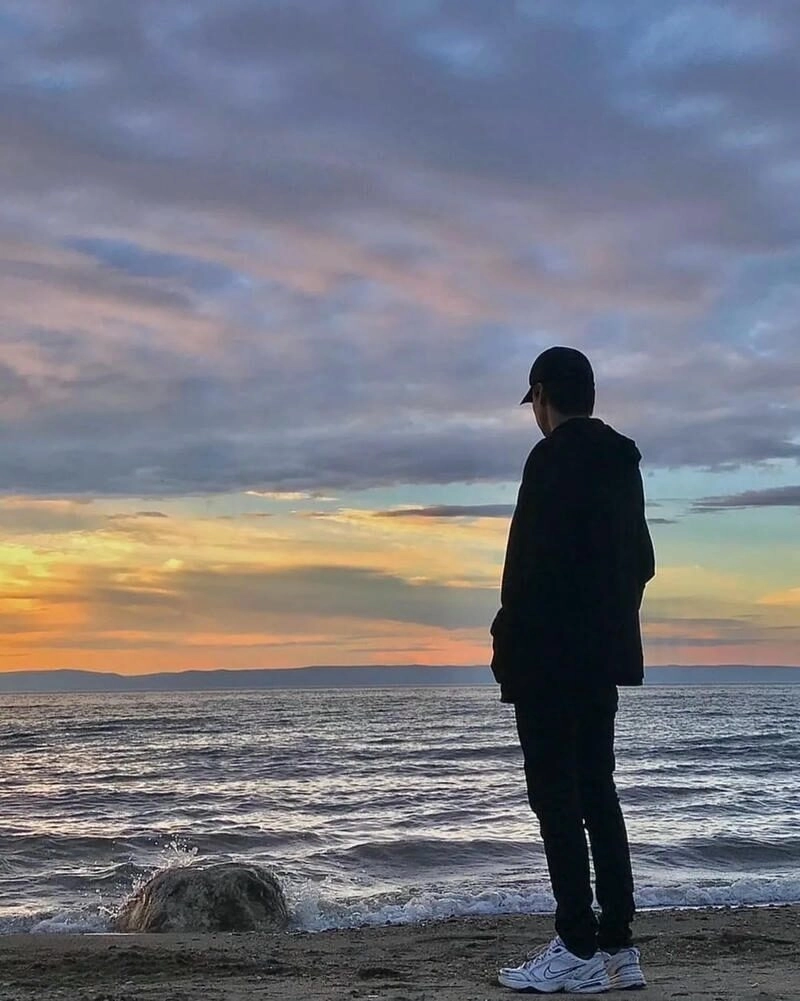 Ảnh trai đẹp quay lưng giấu mặt với khung cảnh mùa thu