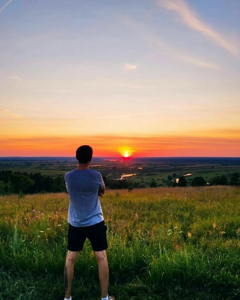 Quay lưng giấu mặt với phong cách nam tính và thần thái