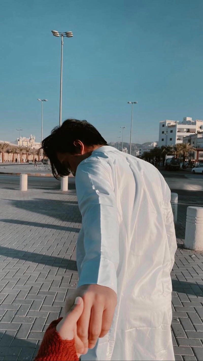 Trai đẹp che mặt quay lưng