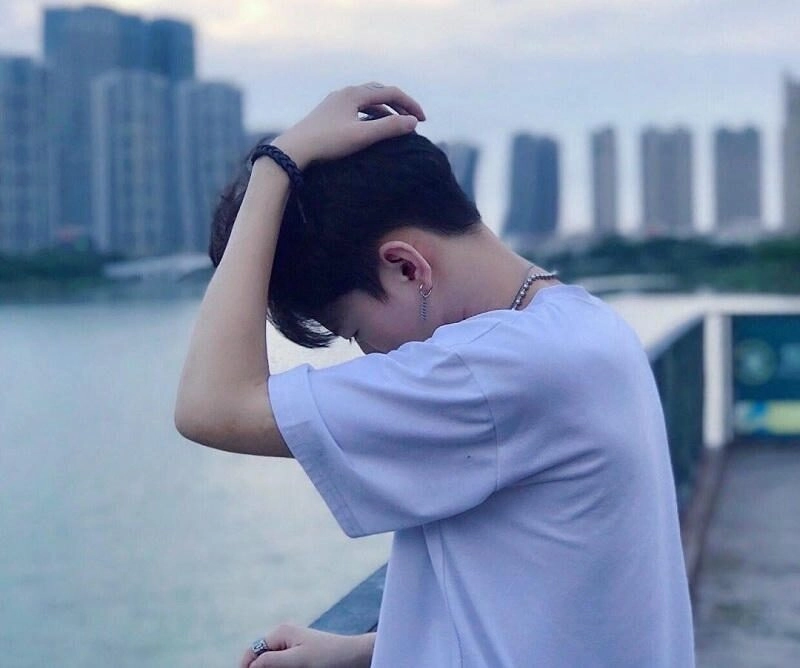 Quay lưng giấu mặt với ánh sáng nhẹ nhàng