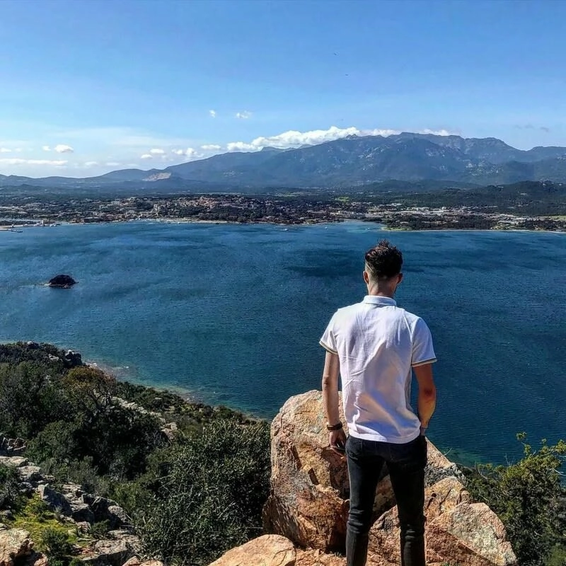 Quay lưng giấu mặt trai đẹp