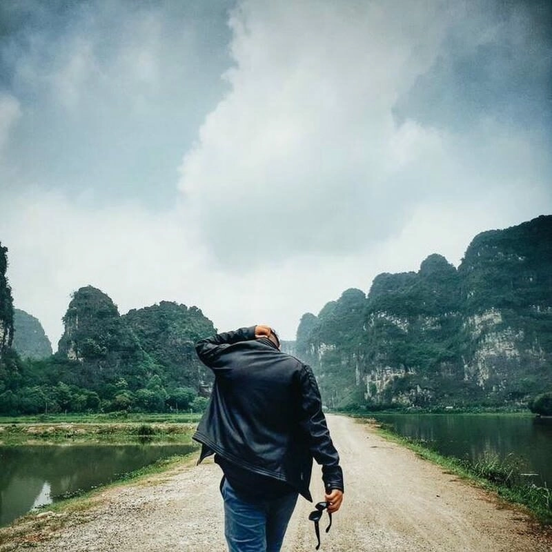 Trai đẹp che mặt quay lưng trong khung cảnh biển