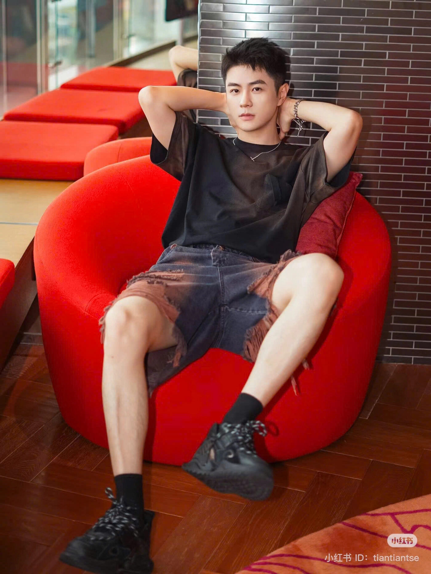 tạo dáng chụp ảnh nam ngầu