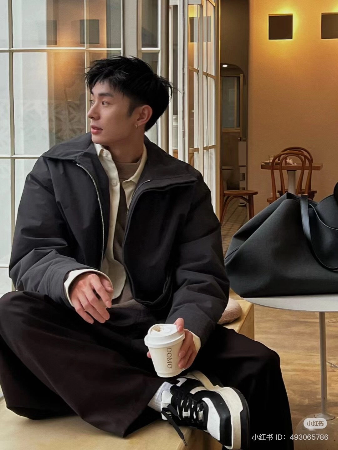 tạo dáng chụp ảnh nam ngồi cafe