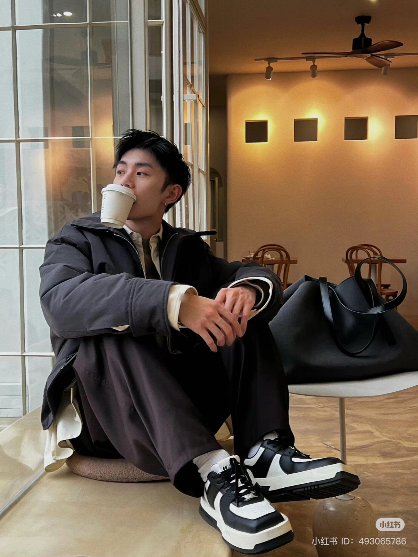 tạo dáng chụp ảnh nam ngồi cafe