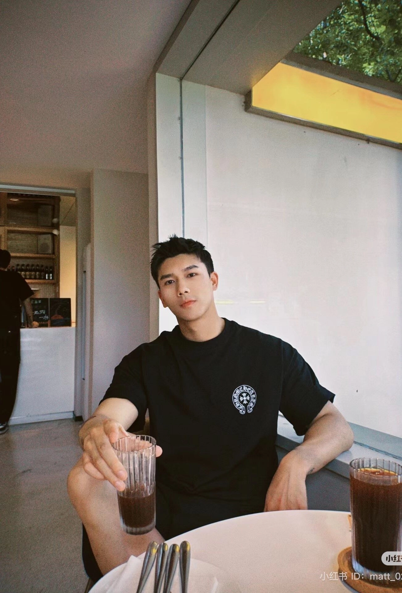 tạo dáng chụp ảnh nam ngồi cafe