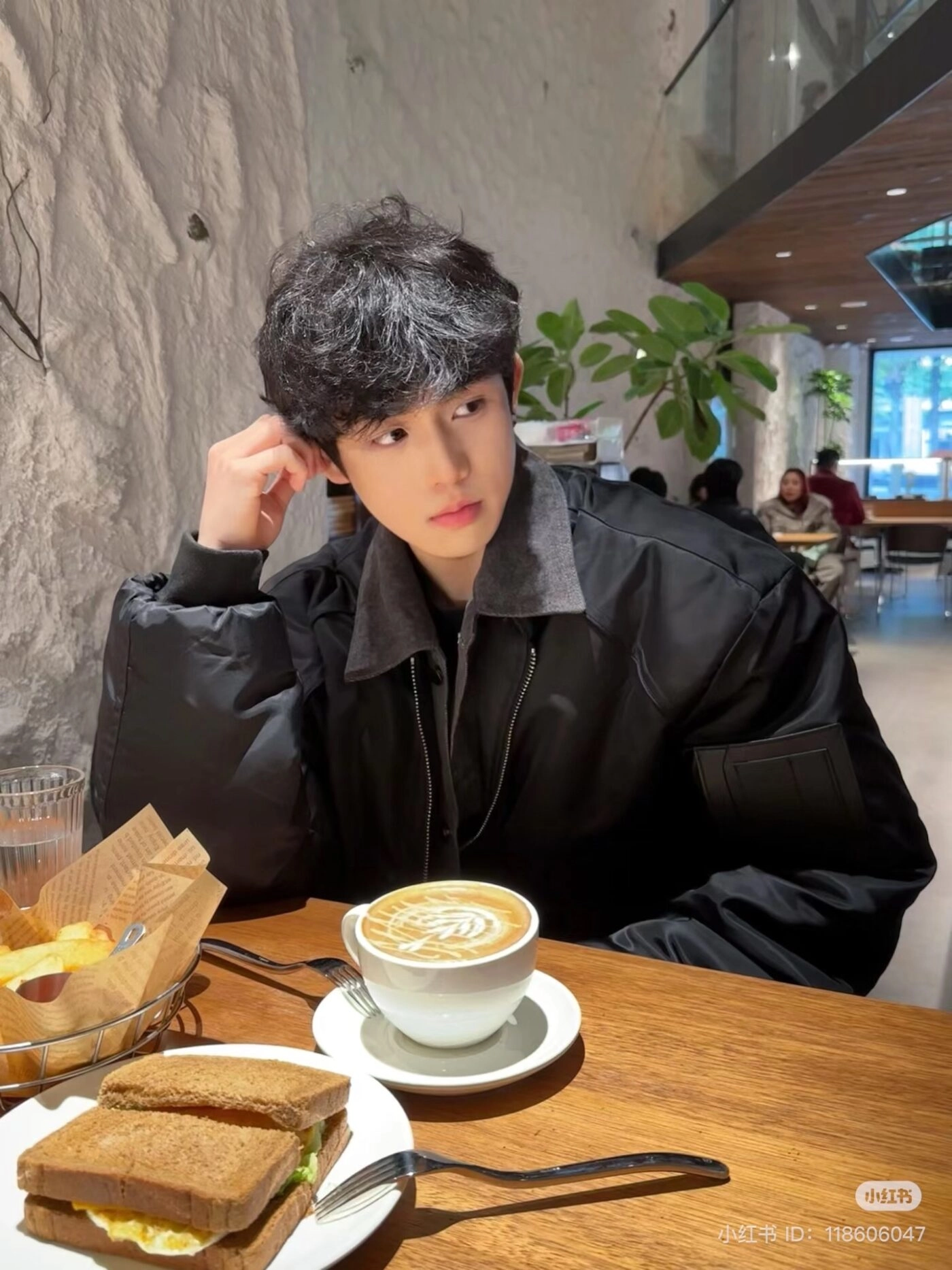 tạo dáng chụp ảnh nam ngồi cafe