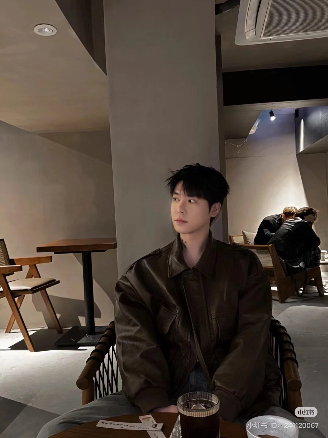 tạo dáng chụp ảnh nam ngồi cafe