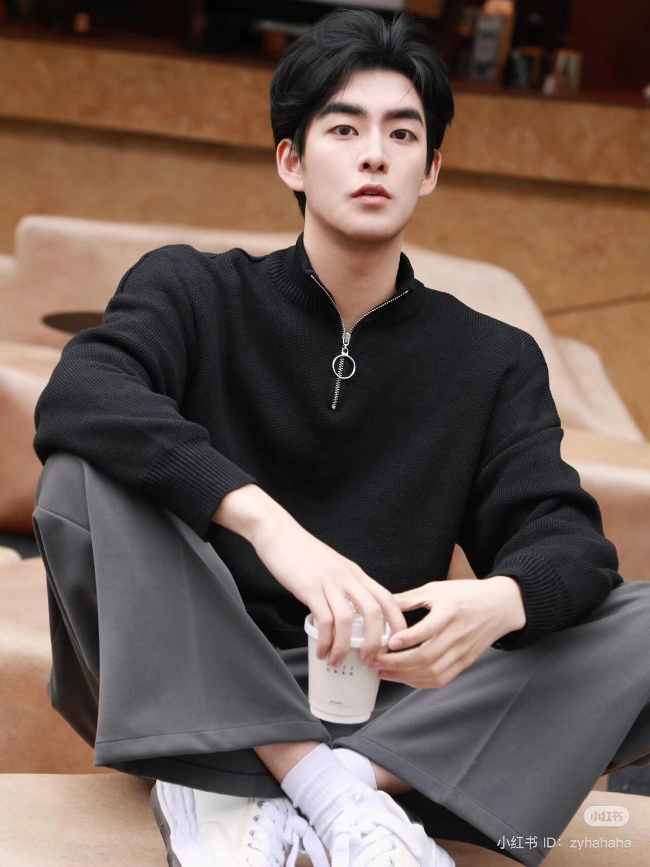 tạo dáng chụp ảnh nam ngồi cafe