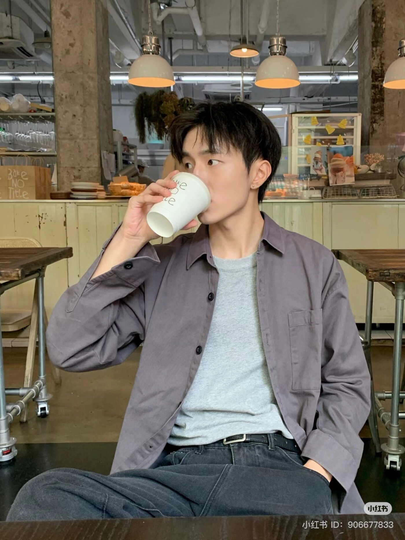 tạo dáng chụp ảnh nam ngồi cafe