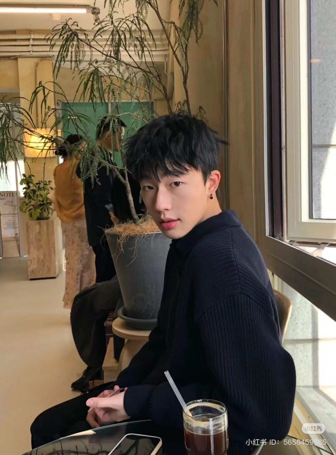 tạo dáng chụp ảnh nam ngồi cafe