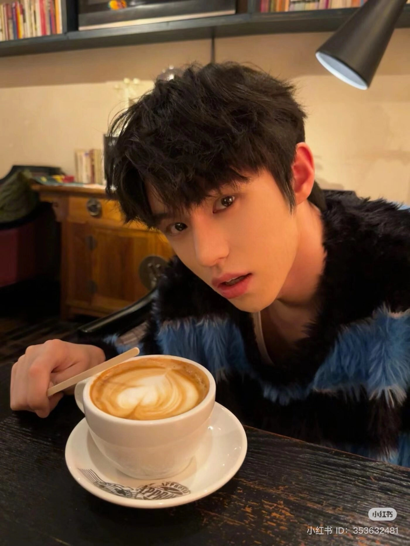 tạo dáng chụp ảnh nam ngồi cafe