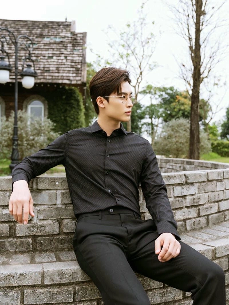 Ảnh trai ngồi ghế với thần thái tự do và cuốn hút