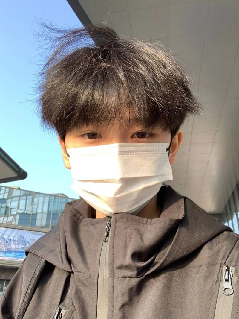 trai đẹp đeo khẩu trang