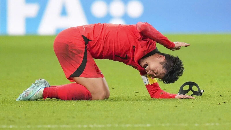 Hình ảnh nam đẹp khóc trên sân bóng chạm đến trái tim người hâm mộ