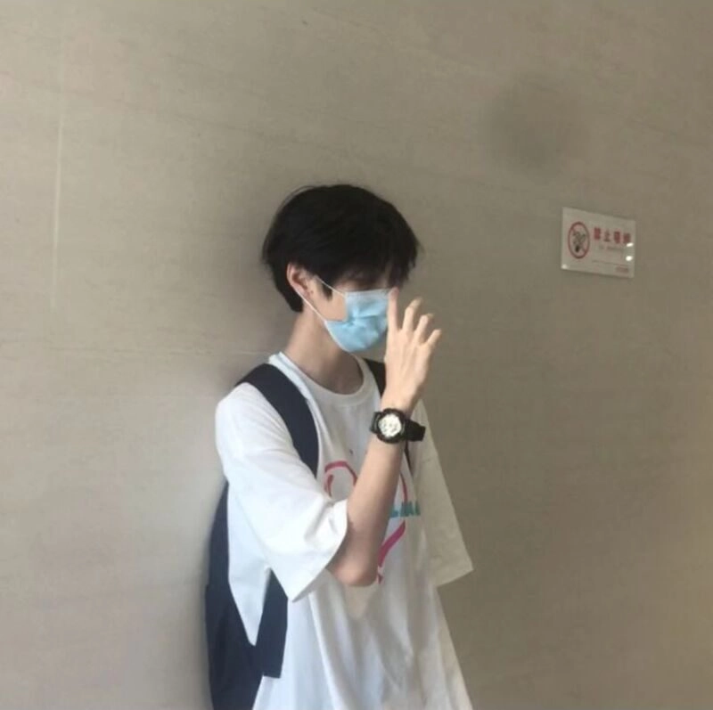 trai đẹp đeo khẩu trang