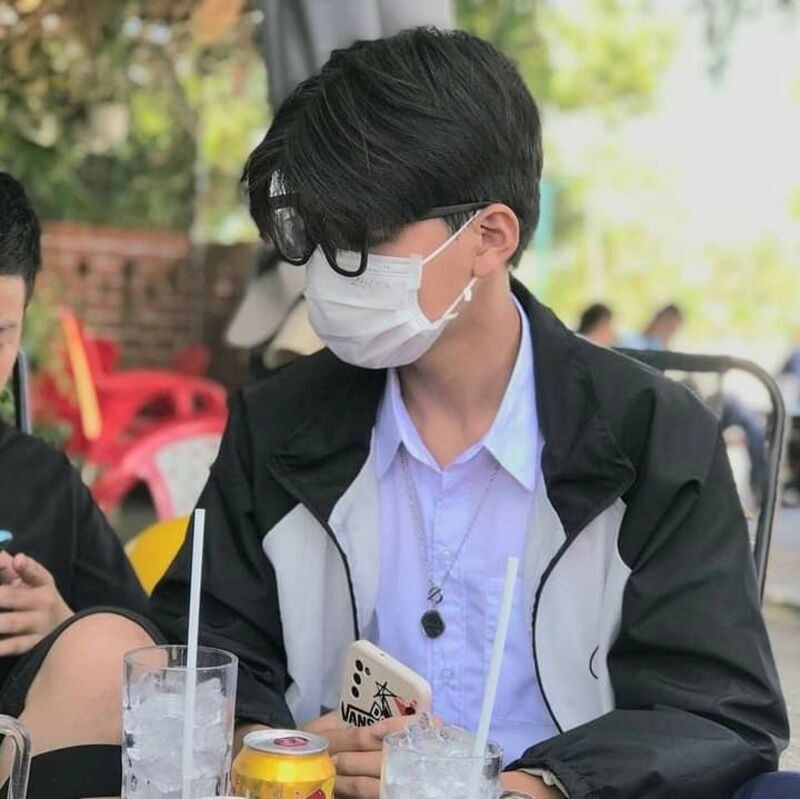 trai đẹp đeo khẩu trang