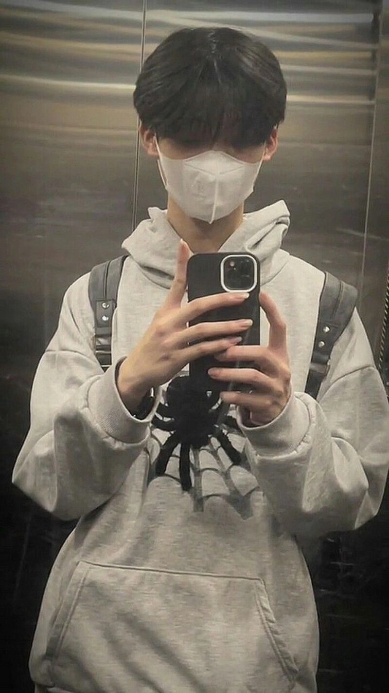 trai đẹp đeo khẩu trang