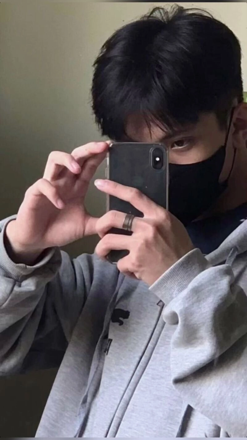 trai đẹp đeo khẩu trang