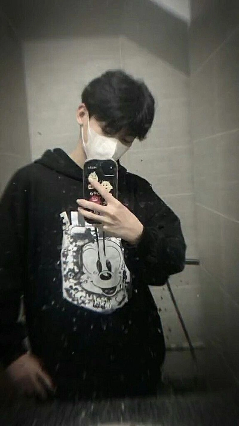 trai đẹp đeo khẩu trang