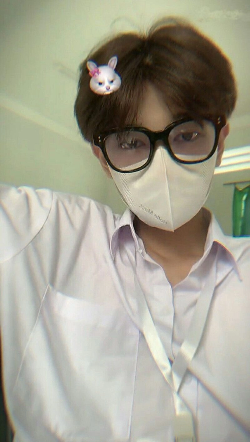 trai đẹp đeo khẩu trang