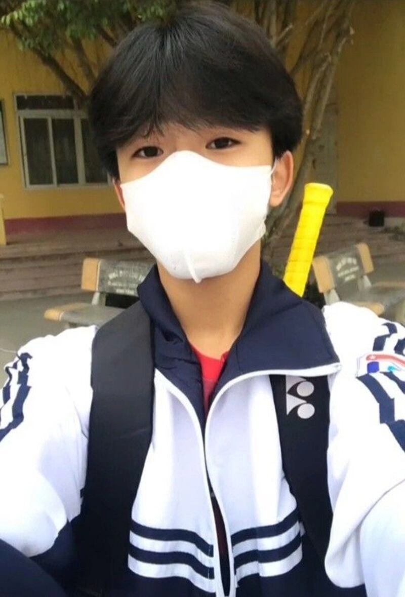 trai đẹp đeo khẩu trang