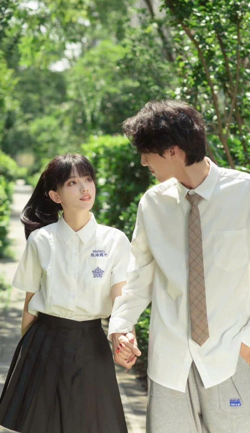 Nắm tay nhau hạnh phúc đi trên sân trường đầy lãng mạn