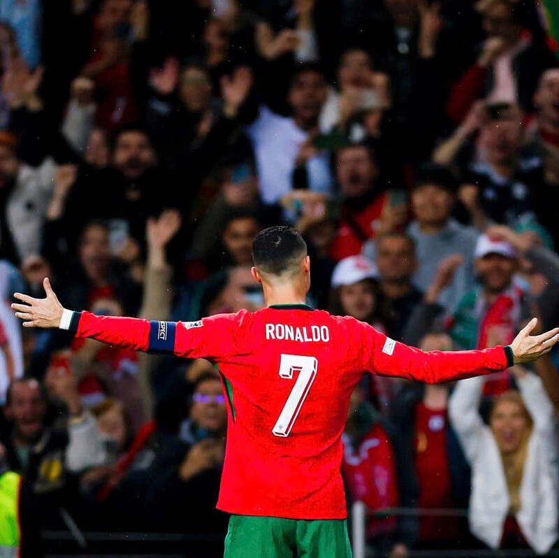 Hình ảnh cầu thủ bóng đá đang ăn mừng