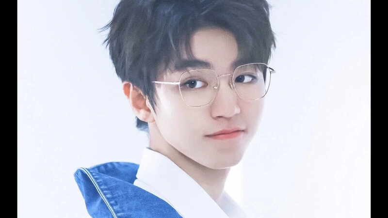 Hình ảnh trai đẹp đeo kính cực cute