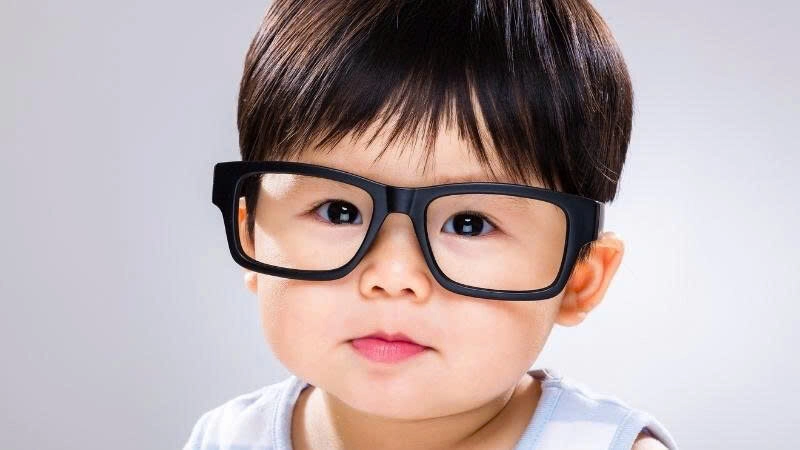 Hình ảnh bé trai đẹp đeo kính cute cực