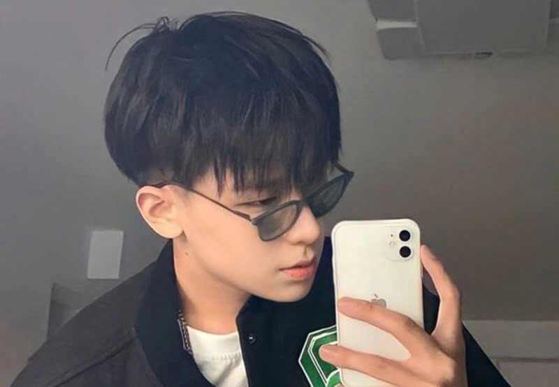 Hình ảnh trai đẹp đeo kính chụp ảnh trước gương