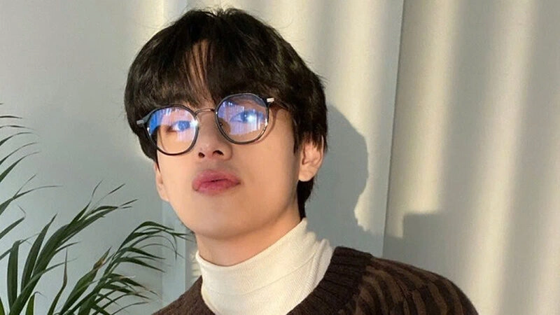 Hình anh chàng đẹp trai đeo kính chụp ảnh đầy cuốn hút