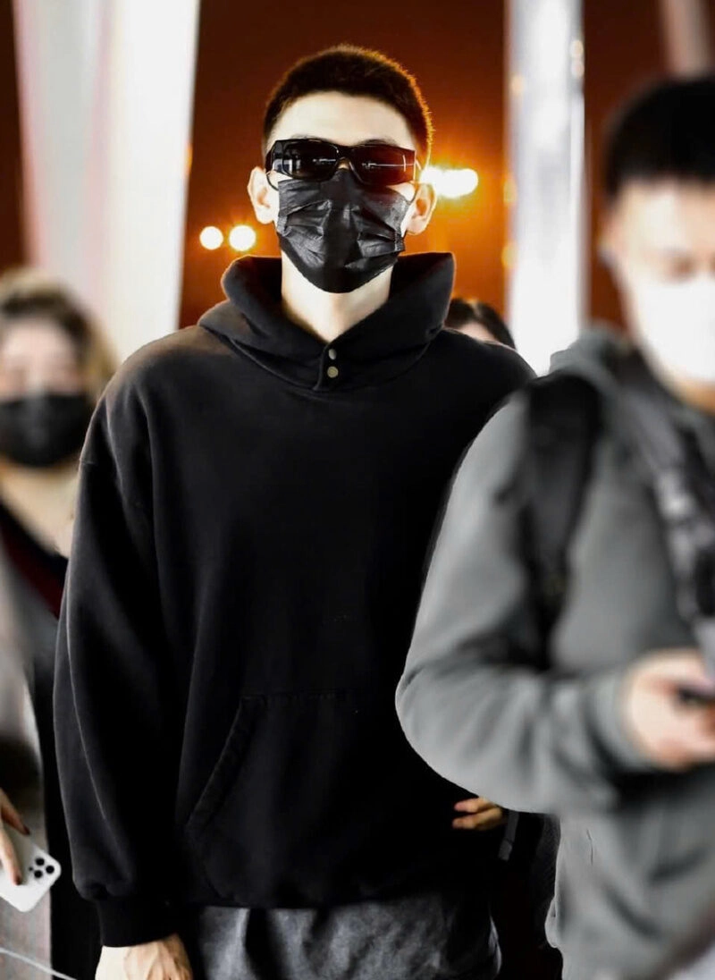 Hình ảnh nam đeo kính đen kèm khẩu trang