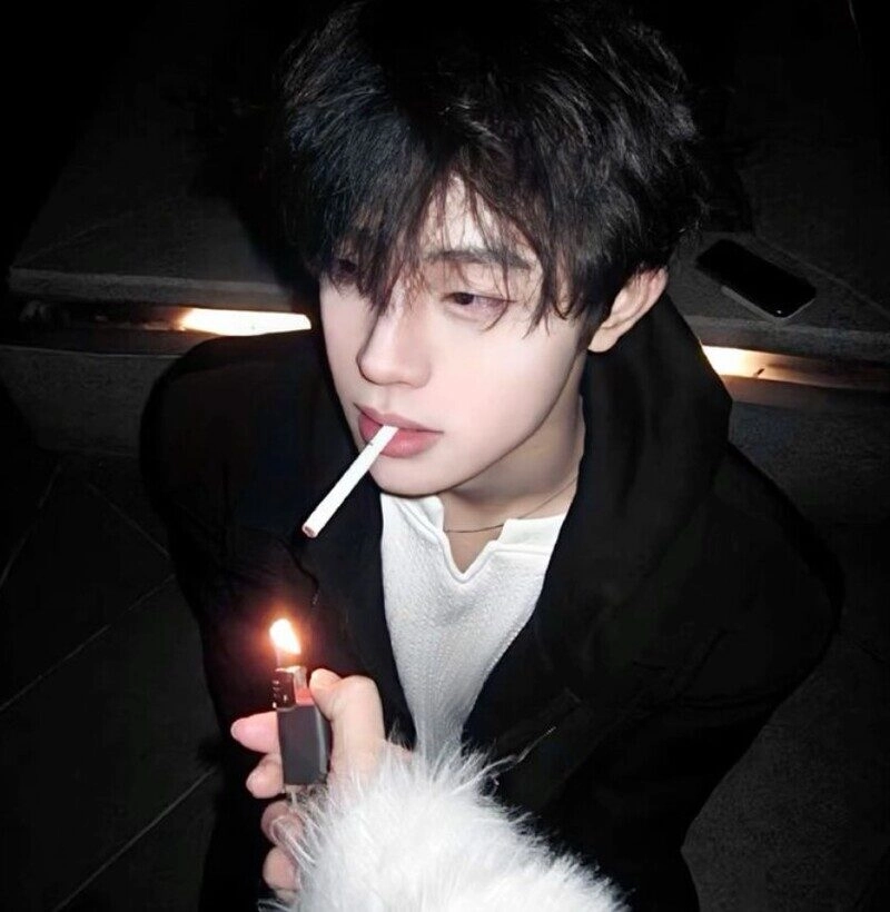 ảnh nam hút thuốc buồn