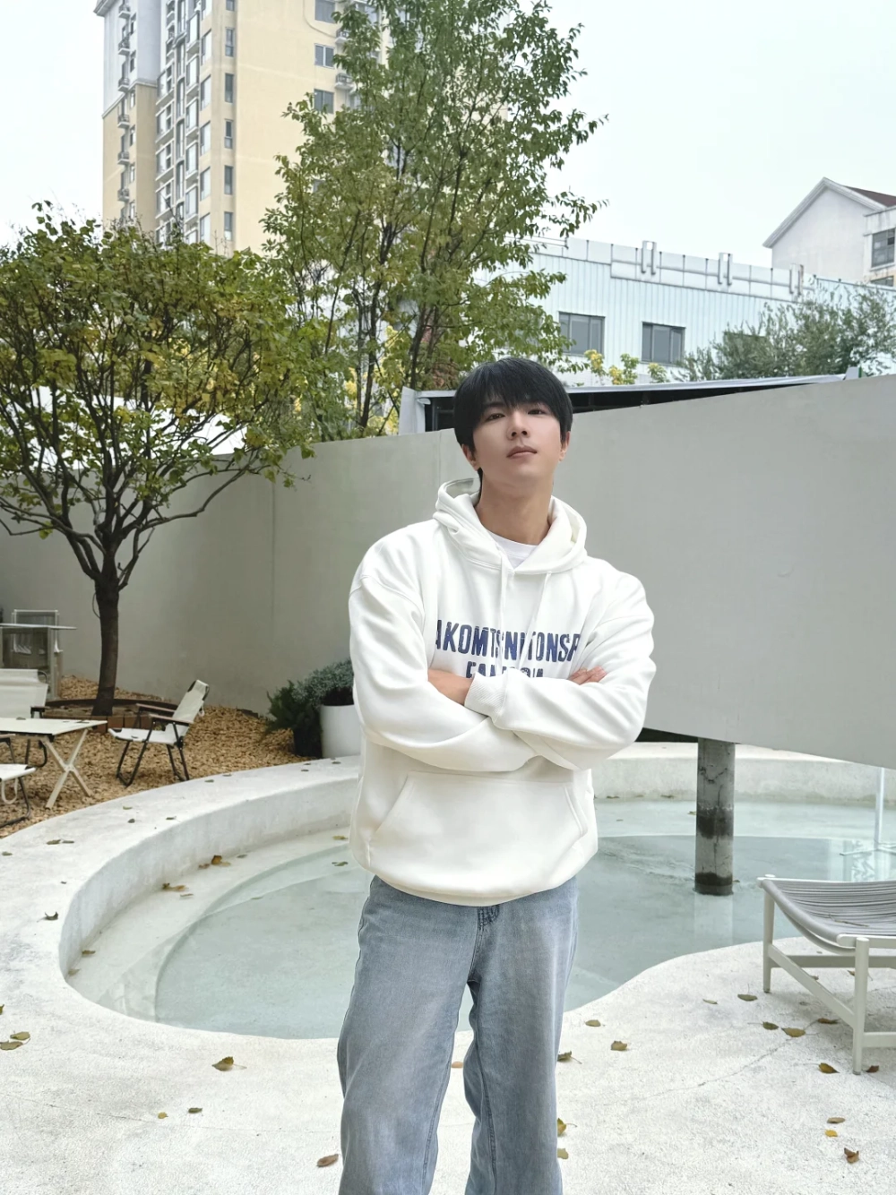 ảnh nam mặc áo hoodie che mặt