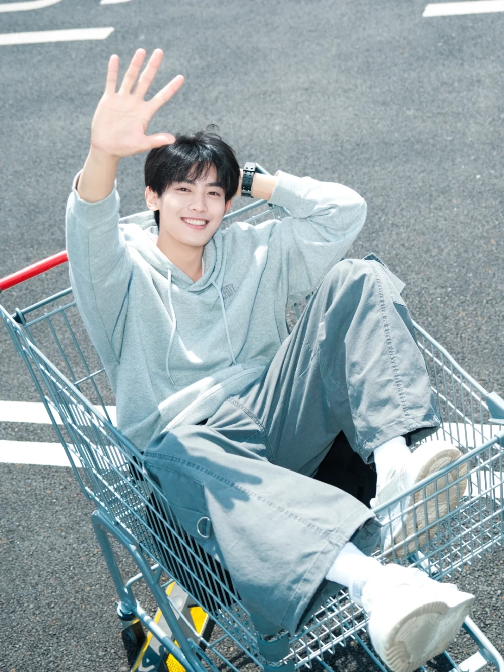 ảnh nam mặc áo hoodie che mặt