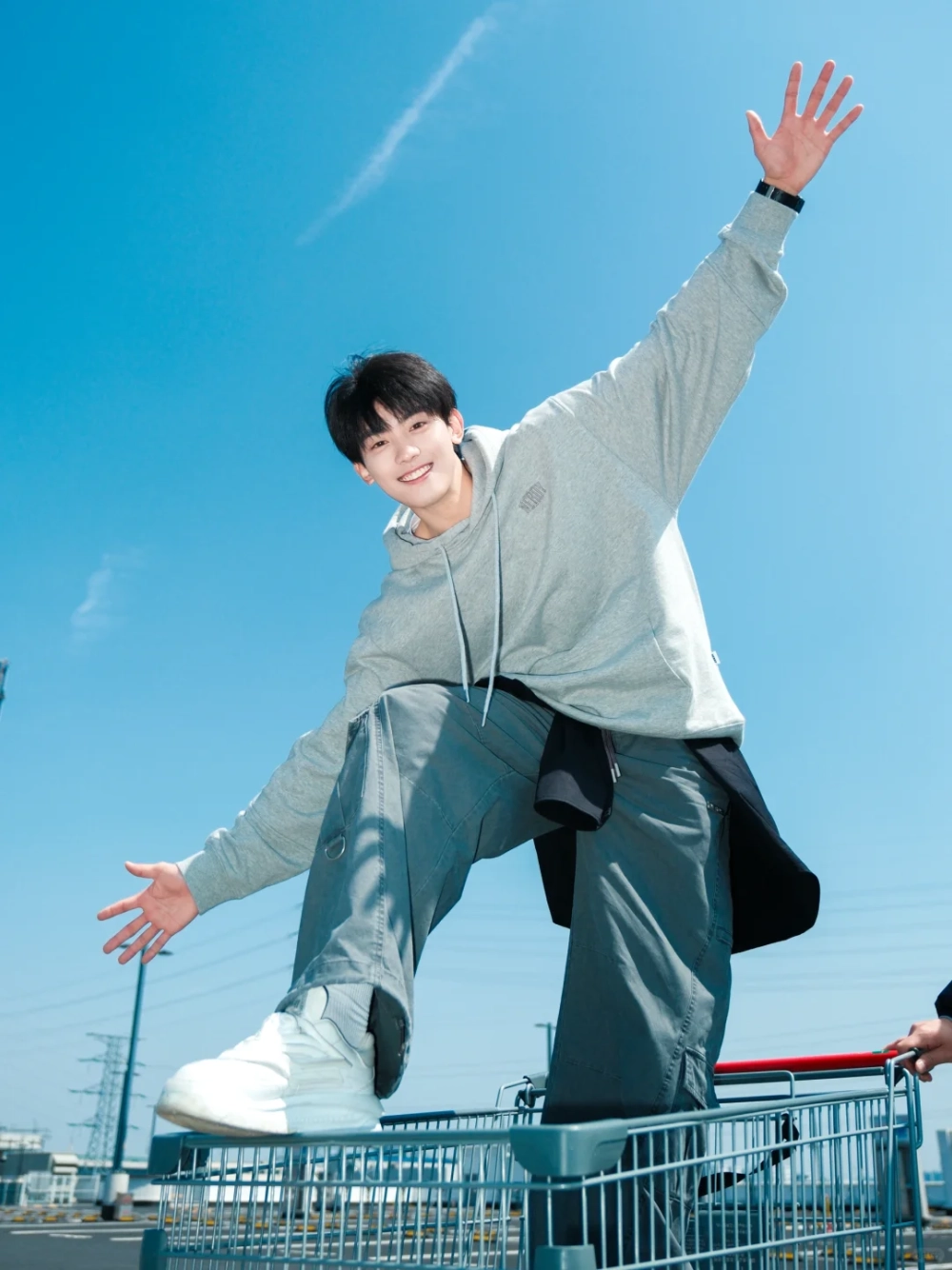 ảnh nam mặc áo hoodie che mặt