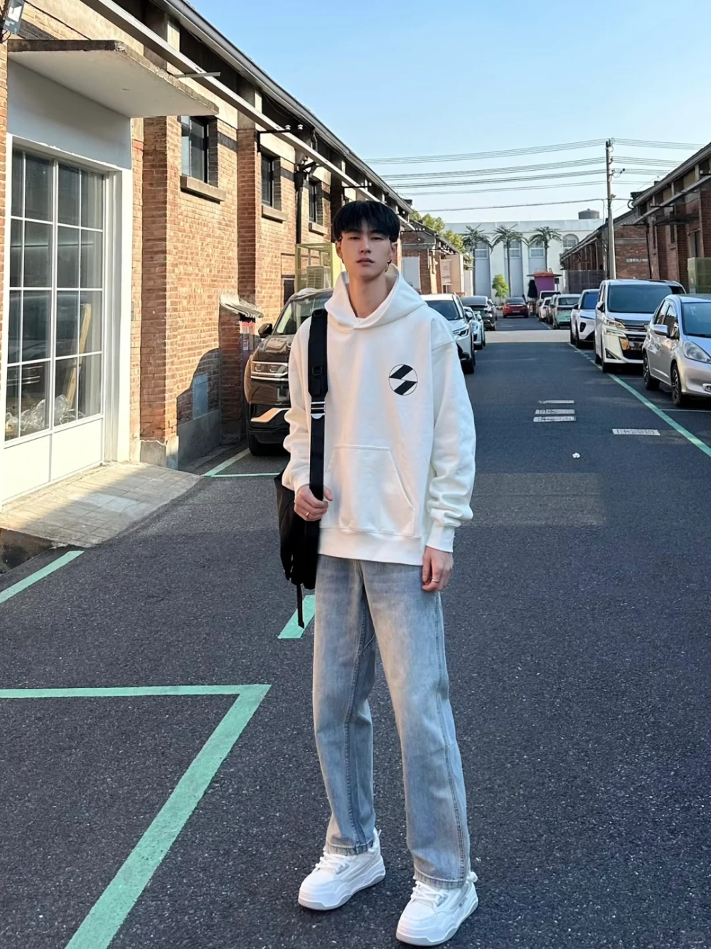 ảnh nam mặc áo hoodie che mặt