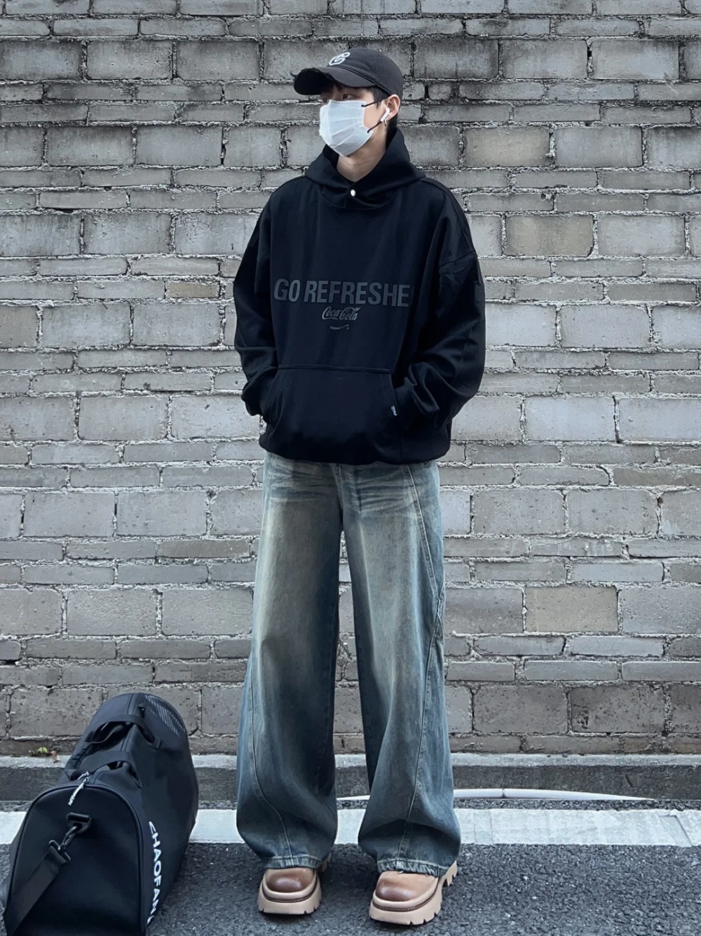 ảnh nam mặc áo hoodie che mặt