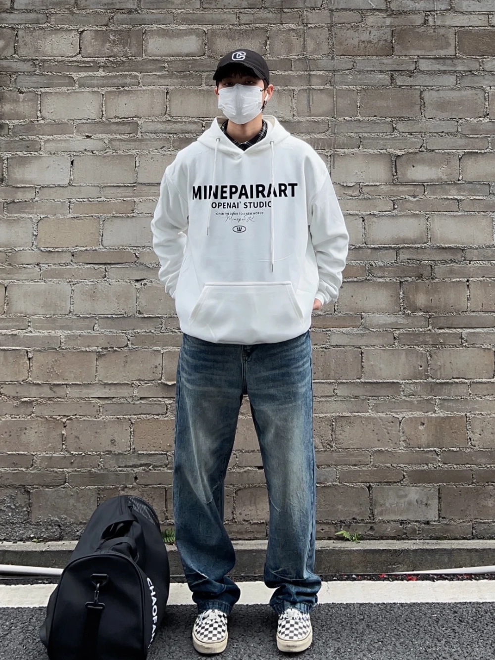 ảnh nam mặc áo hoodie che mặt